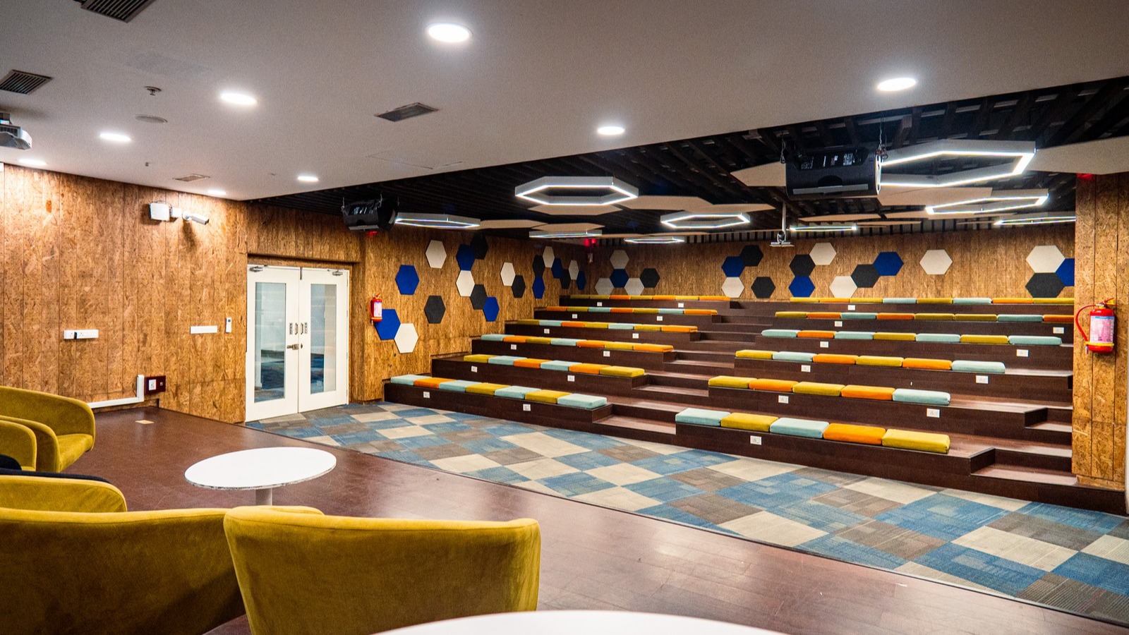 Amphitheatre 80 Seats (Projector and Sound included)